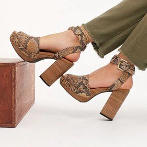 💛 Free People ~ Justine Platform Snakeskin Clogs